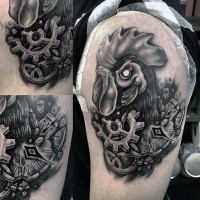 Tatuaje en el brazo, gallo demoniaco con mecanismos diferentes
