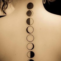 Tatuaje  de fases de la luna en la espalda