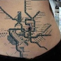 Tatuaje en el estómago, 
mapa complejo del metro de la ciudad