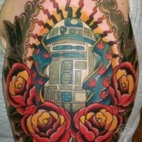 Tatuaje en el brazo, R2D2 robot con flores, dibujo multicolor