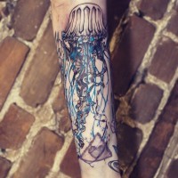 Tatuaje en el antebrazo, medusa larga bicolor