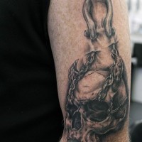 fresco misterioso nero e bianco cranio incatenato tatuaggio su spalla