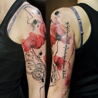 Coole natürlich aussehende farbige Wildblumen Tattoo an der Schulter mit mechanischem Schema