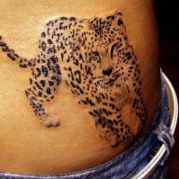 Tatuaje  de leopardo grácil en el costado