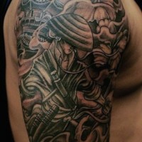 Tatuaje en el hombro, guerrero samurái con casa antigua y flores, colores negro blanco