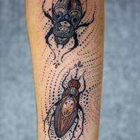 Tatuaje  de dos escarabajos magníficos en el antebrazo