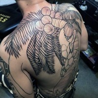 Tatuaje en la espalda, dibujo no pintado de 
palmera con cocos y cangrejo