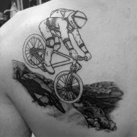 particolare dipinto inchiostro nero astronauta su bicicletta su pianeta  tatuaggio su scapola