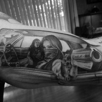 Coole gemalt schwarze  gangsta Frau mit Gewehr und Auto Tattoo am Bizeps