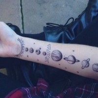 fresco disegno lunga  parata di pianete inchiostro nero tatuaggio su braccio