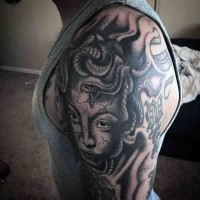 Cool gemaltes gruseliges schwarzes Medusenhaupt Tattoo am Ärmel
