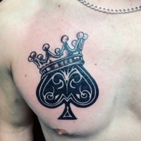 carino dipinto piccolo simbolo di picche con corona tatuaggio su petto