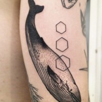 fresco dipinto mistico grande balena tatuaggio su braccio