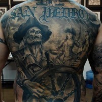 Tatuaje en la espalda,
esqueleto del pirata  coge el timón
