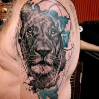 Cool realistic looking black ink detained lion shoulder tattoo with circles