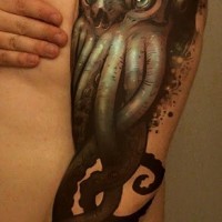 Tatuaje en el brazo, calamar grande espantoso
