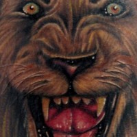 Tatuaggio colorato il leone con la bocca spalancata