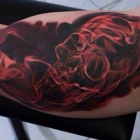 Tatuaje en el brazo, cráneo en humo rojo oscuro