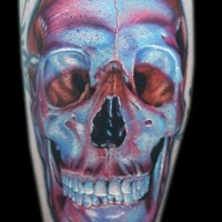 Tatuaje en la pierna, cráneo grande púrpura
