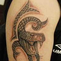 serpente aggressivo tatuaggio sulla spalla