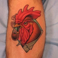 fresco gentiluomo a forma di gallo che fuma tatuaggio su gamba