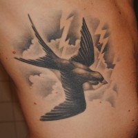 fresco uccello rondine vola in celo tempesta tatuaggio