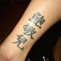 Cooles Tattoo am oberen Knöchel mit chinesischen Schriftzeichen in schwarzer Farbe