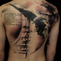Tatuaje en la espalda, cuervo, texto, diseño en colores oscuros
