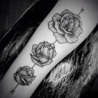 Tatuaje en el antebrazo,
tres rosas diferentes grises