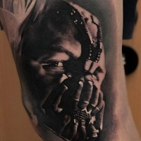 Tatuaje en el brazo,
 retrato de Bane increíble bien dibujado