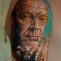 Tatuaje en el hombro,
 retrato de hombre en gafas fumando