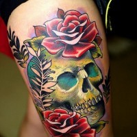 Tatuaje en el muslo, 
cráneo multicolor con rosas y hierba