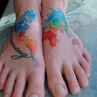 Coole Aquarell farbige Weltkarte Tattoo an Füßen mit Schriftzug