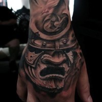 Tatuaje en la mano, 
máscara simple de madera de samurái