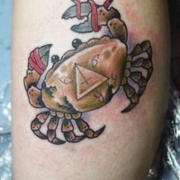 Tatuaje en la pierna,
cangrejo con símbolos