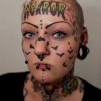 Tatuajes en la cara, murciélagos y inscripción