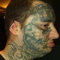 Wahnsinniges Tattoo für Männer auf dem Gesicht