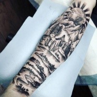 Creativo inchiostro nero ar, tatuaggio del lago di montagna con un grande sole
