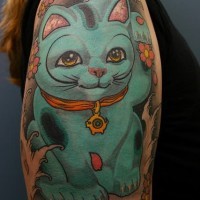 Tatuaggio grande sul deltoide il gatto Maneki-neko verde