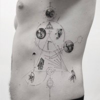 Tatuaggio creativo combinato con inchiostro nero di simboli dall'aspetto strano