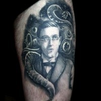 Gruseliges schwarzes und weißes geheimnisvolles Porträt des Mannes Tattoo am Oberschenkel