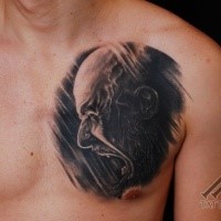 Gruseliger schwarzer schreiender Mann Tattoo auf der Brust