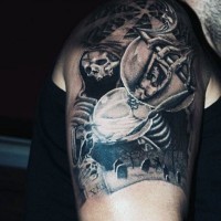 Tatuaje en el hombro, esqueleto aterrador con esfera y cementerio oscuro en neblina