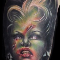 Tatuaje en el brazo,
zombi femenina con la cara verde