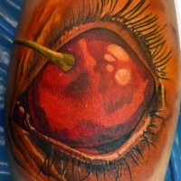 Tatuaje en la pierna, ojo con cereza en lugar de pupila
