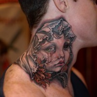 Tatuaje en el cuello, vieja muñeca rota  espeluznante