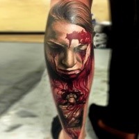 Gruseliges farbiges im Horror Stil Bein Tattoo mit Porträt der blutigen Frau