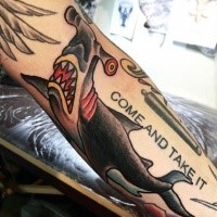 Gruseliges farbiges Oldschool Hammerhai Tattoo am Unterarm mit Schriftzug