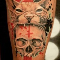 Tatuaje en el brazo,
gato con cráneo aterradores