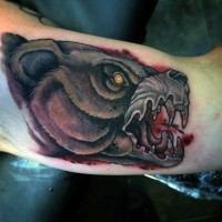 Tatuaje en el brazo, cabeza de oso feroz sanguinario